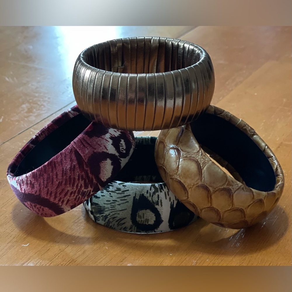 Set of 4 fashion bracelets